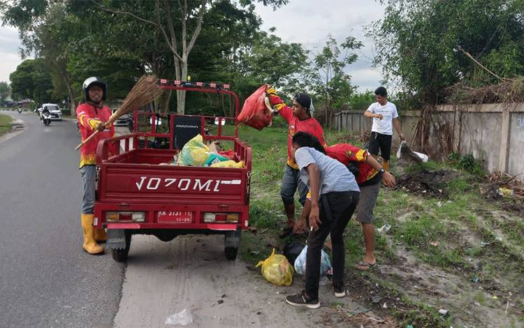  Aksi memungut sampah berserakan di pinggir jalan wilayah Kelurahan Panarung. Aksi ini dilakukan tim Relawan Pandulima. (FOTO: ISTIMEWA)
