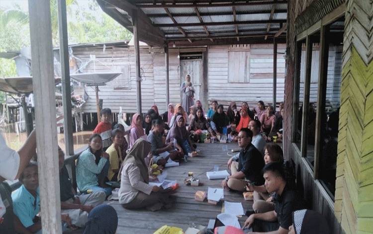 Tim teknis melakukan verifikasi usulan perhutanan sosial di Kelurahan Marang. (FOTO: PENDIM 1016)