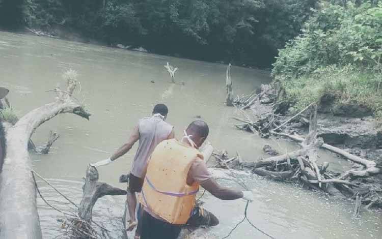 TKP Jenazah Bripda Randongkir ditemukan di pinggir Sungai Diguel. (ANTARA/HO/Humas Polres Pegunungan Bintang)