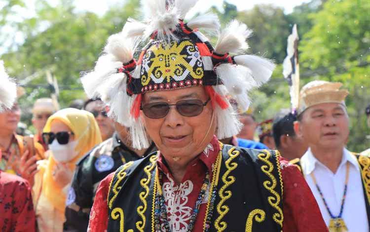 Senator Dewan Perwakilan Daerah Republik Indonesia (DPD RI) sekaligus Presiden Majelis Adat Dayak Nasional (MADN) Marthin Billa memakai pakaian adat Dayak. (Muh. Arfan)