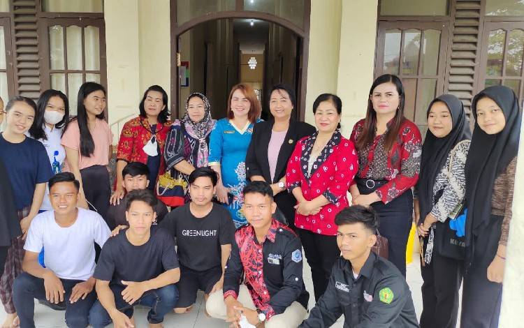 Komisi III DPRD Gunung Mas saat mengunjungi asrama mahasiswa Gunung Mas di Kota Palangka Raya Kamis, 2 Februari 2023. (FOTO: IST)