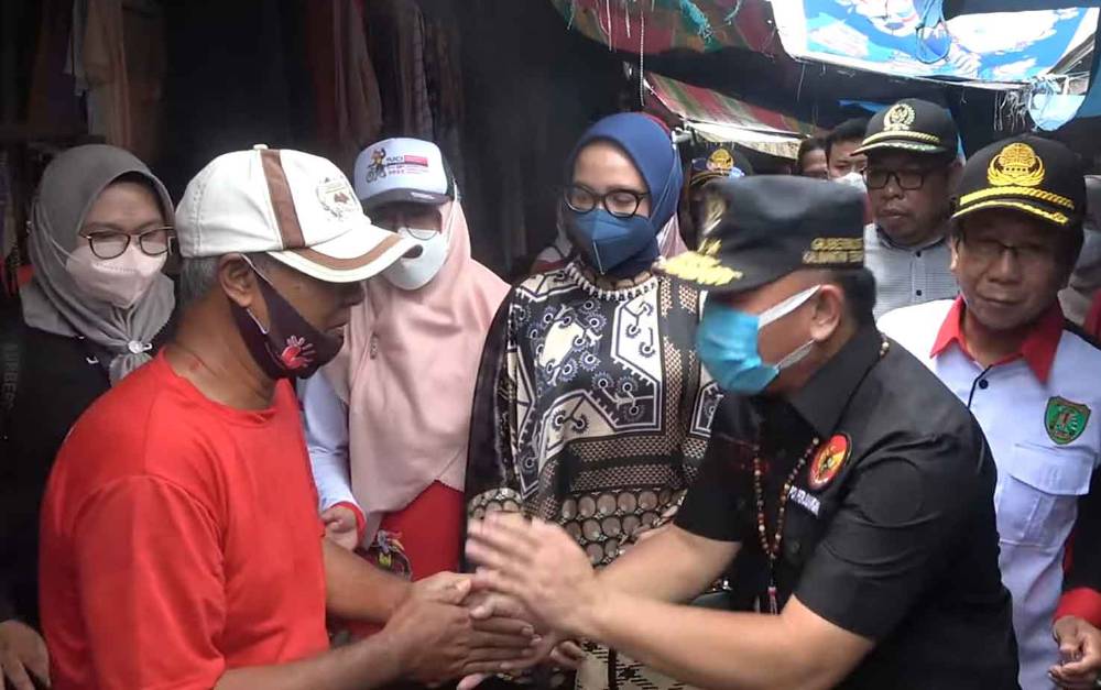 Gubernur Kalimantan Tengah, Sugianto Sabran (baju hitam kanan) saat menyalami penduduk. (FOTO: IST)