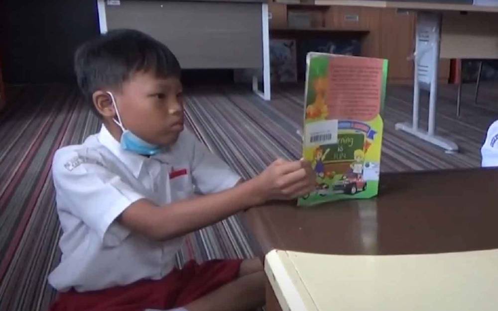 Seorang pelajar sedang membuka buku, Sementara itu, Wakil Gubernur Kalimantan Tengah (Kalteng), Edy Pratowo menginginkan Dinas Perpustakaan Kalteng terus berinovasi. (FOTO: IST)