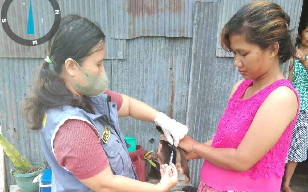 Pemberian vaksinasi rabies kepada hewan peliharaan masyarakat Kota Palangka Raya.(FOTO: TESTI PRISCILLA)