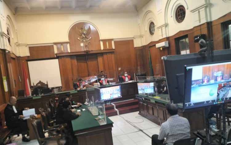 Sidang kasus tragedi Kanjuruhan di Pengadilan Negeri Surabaya, Jawa Timur, Jumat (3/2/2023) malam. ANTARA/Indra Setiawan