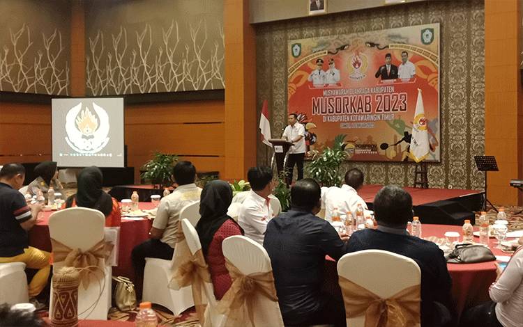 Ketua Komite Olahraga Nasional Indonesia (KONI) Kotawaringin Timur (Kotim) Ahyar Umar memberikan sambutan saat Musorkab, Sabtu, 4 Februari 2023. (FOTO: DEWIP)