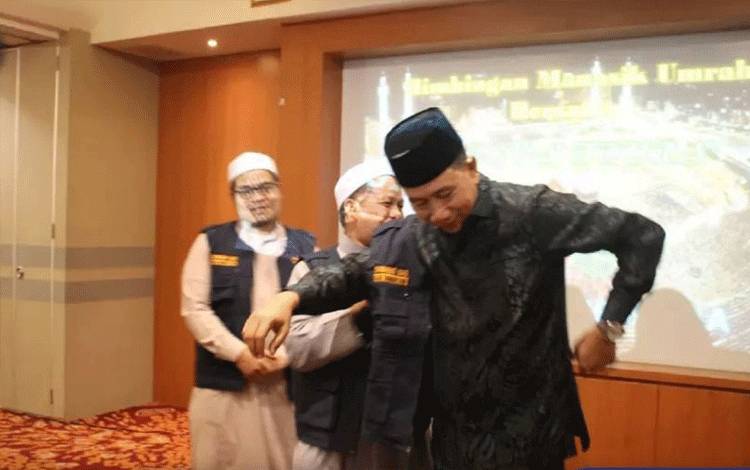 H Nadalsyah saat dikenakan rompi sahabat UAS Kalimantan di Hotel Galaxy Banjarmasin, Jumat, 3 Februari 2023. (Foto: Dhani)