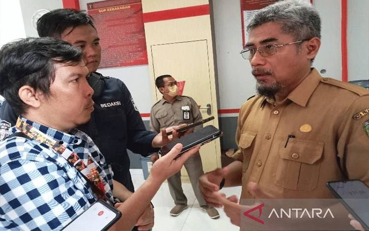 Kepala Dinas Pendidikan Kota Palangka Raya, Kalimantan Tengah Jayani saat diwawancarai sejumlah awak media, belum lama ini. ANTARA/Adi Wibowo