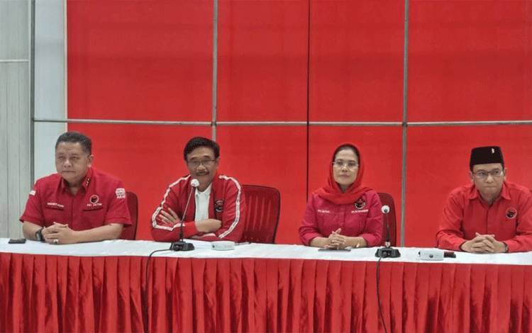 Ketua DPP PDI Perjuangan Bidang Ideologi dan Kaderisasi Djarot Saiful Hidayat (dua dari kiri) saat memberi keterangan pengunduran Kusnadi di Surabaya, Sabtu malam (4/2/2023). (ANTARA/HO-Rsj)