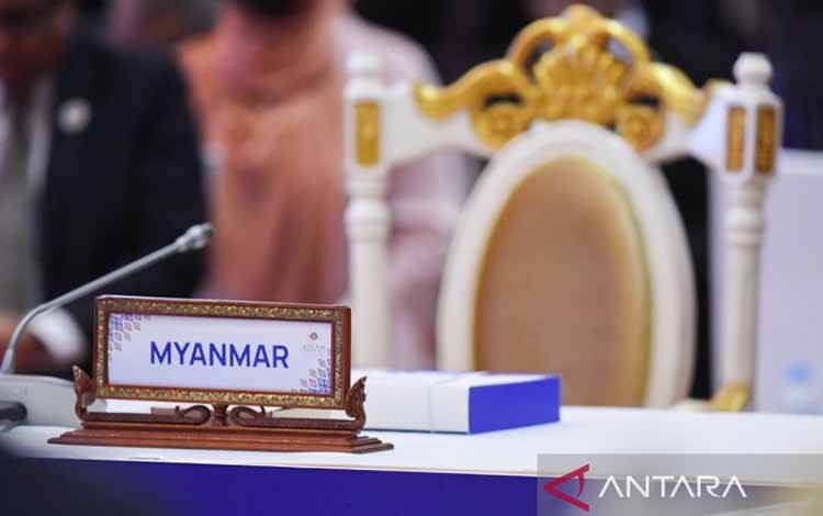 Arsip - Bangku yang disediakan untuk negara Myanmar tidak diisi oleh perwakilan negaranya saat KTT ASEAN 2022 di Hotel Sokha, Phnom Penh, Kamboja, Jumat (11/11/2022). Dalam KTT ASEAN 2022 di Phnom Penh, Kamboja ini diantaranya membahas isu-isu utama yakni krisis Myanmar. ANTARA FOTO/Hafidz Mubarak A (antara)