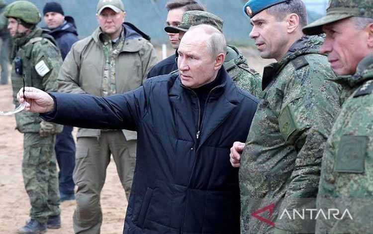 Arsip - Presiden Rusia Vladimir Putin pada Kamis (20/10/2022) menginspeksi pelatihan personel rekrutan baru yang akan berpartisipasi dalam operasi militer khusus di Ukraina, kata Kremlin melalui pernyataan. (ANTARA/XINHUA/pri)