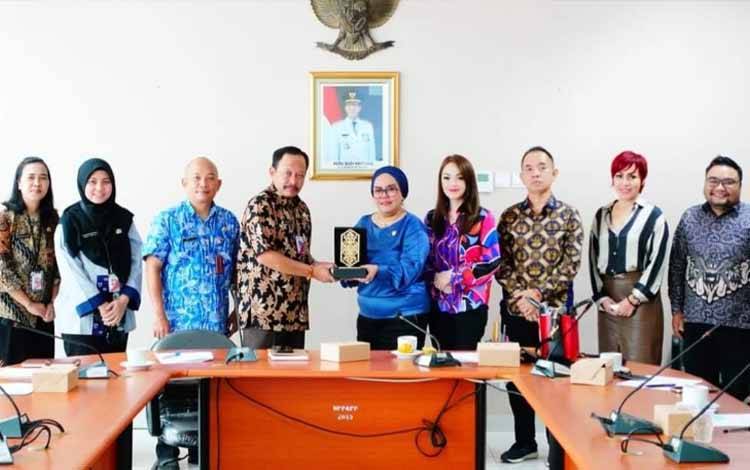 Jajaran Anggota DPRD Kalteng yang dikoordinasikan oleh Wakil Ketua III DPRD Kalteng, Faridawaty Darland Atjeh saat melaksanakan kunjungan kerja ke Dinas P3AP Provinsi DKI Jakarta baru-baru ini. (FOTO: DPRD KALTENG)