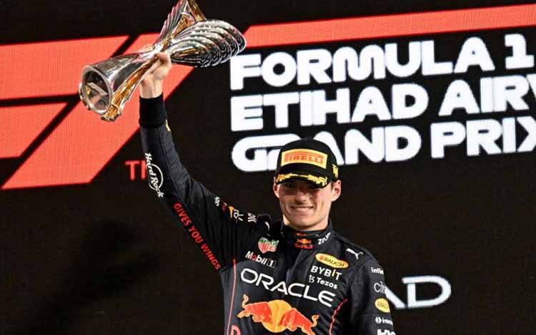 Pebalap tim Red Bull melakukan selebrasi setelah meraih kemenangan ke-15 dalam satu musim menyusul penampilan dominan di balapan pemungkas Grand Prix Abu Dhabi, Sirkuit Yas Marina pada 20 November 2022. AFP/KARIM SAHIB