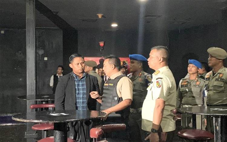 Satuan Pol PP Kota Pekanbaru melakukan razia di tempat hiburan malam guna meminimalisir keberadaan atau aktivitas Lesbian, Gay, Biseksual dan Transgender di sebuah klub malam. (ANTARA/HO-Satpol PP)