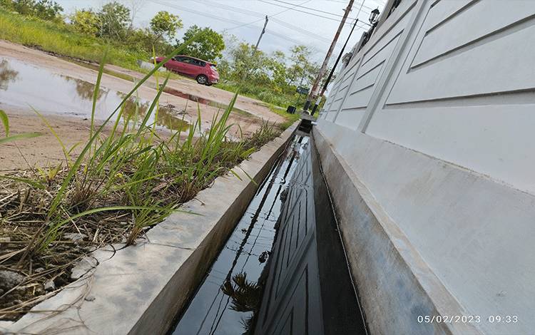Salah satu drainase yang ada di perumahan di Kota Palangka Raya.(FOTO: TESTI PRISCILLA)