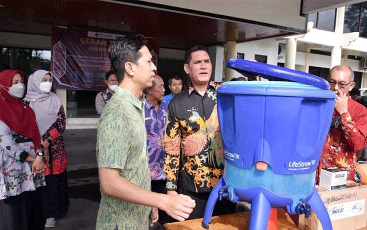 Pj Bupati Kobar Anang Dirjo saat menerima bantuan hibah peralatan penanganan masalah kesehatan akibat bencana. (FOTO: DANANG)