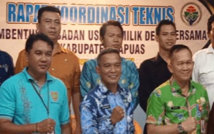 Sedka Kapuas, Septedy dan Kepala DPMD Kapuas, Budi Kurniawan (tengah) usai Rapat koordinasi teknis pembentukan BUMDes Bersama, baru-baru ini. (FOTO: IST)