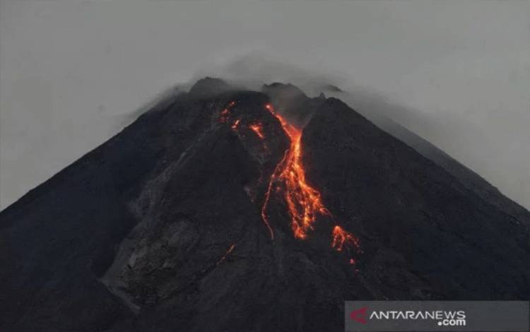 Arsip Foto - Guguran lava pijar Gunung Merapi terlihat dari Turi, Sleman, D.I Yogyakarta, Jumat (5/3/2021). ANTARA FOTO/Andreas Fitri Atmoko/rwa