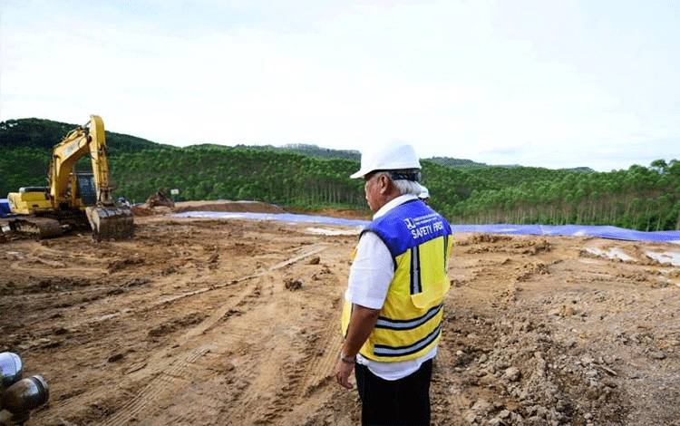 Menteri PUPR Basuki Hadimuljono meninjau pembangunan IKN di Penajam Paser Utara, Kalimantan Timur. ANTARA/HO-Kementerian PUPR