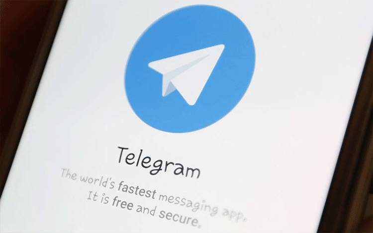 Logo Telegram tampak dalam sebuah layar smartphone. (REUTERS/Ilya Naymushin)