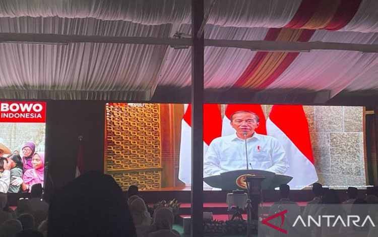 Tayangan pesan video ucapan selamat Ulang Tahun (HUT) ke-15 Partai Gerindra dari Presiden RI Joko Widodo di aula acara HUT ke-15 Partai Gerindra, Kantor DPP Gerindra, Jakarta Selatan, Senin (6/2/2023). ANTARA/Melalusa Susthira K.