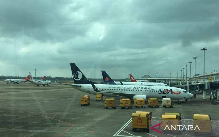 Kesibukan beberapa pesawat di Bandar Udara Internasional Meilan, Kota Haikou, Pulau Hainan, di wilayah selatan China, pada 28 Desember 2022. (ANTARA/M. Irfan Ilmie)