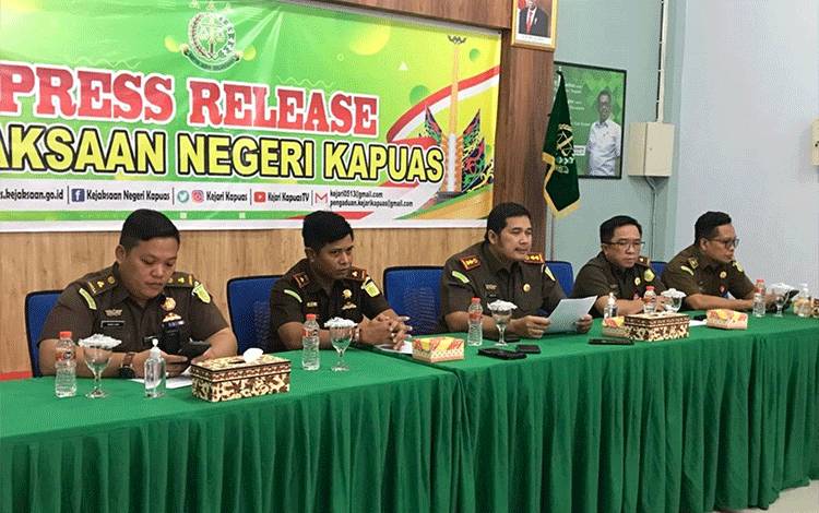 Kajari Kapuas Arif Raharjo didampingi para Kasi dan Kacabjari Palingkau dalam press rilis, Senin, 6 Februari 2023. (FOTO: DODI)