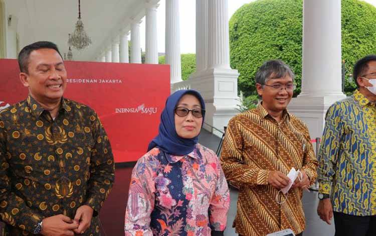 Ketua Dewan Pers Ninik Rahayu beserta jajaran anggota Dewan Pers usai bertemu dengan Presiden RI Joko Widodo di Istana Kepresidenan, Jakarta, Senin (6/2/2023). ANTARA/Rangga Pandu Asmara Jingga