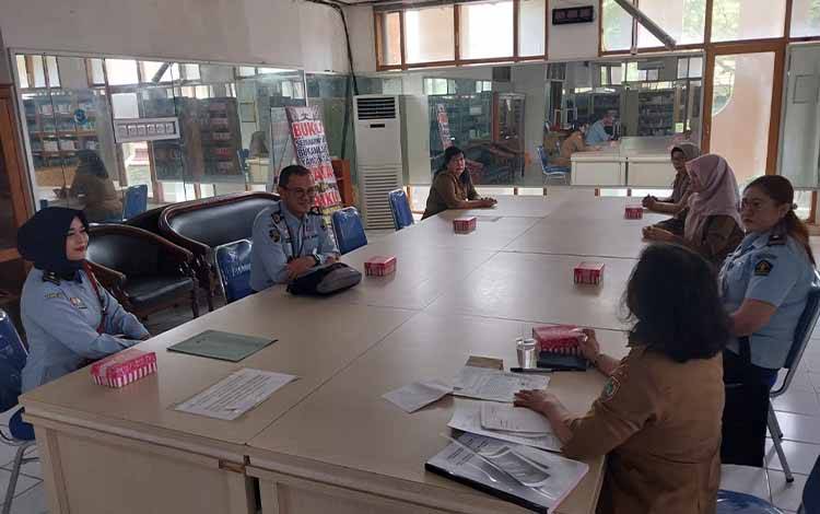 Diskusi rencana kerja sama Kemenkumham Kalteng dengan Dispursip Kalteng di kantor Dispusip Kalteng, Senin, 6 Februari 2023. (FOTO: IST)