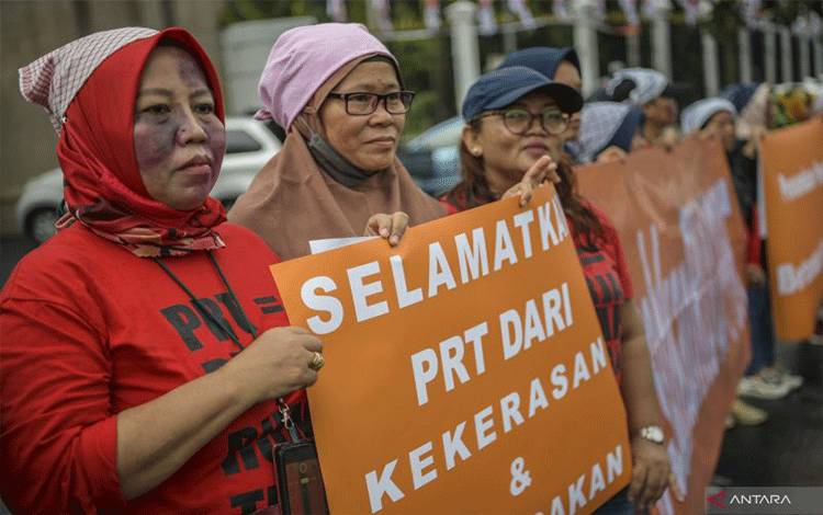 Dokumentasi. Pengunjuk rasa yang tergabung dalam Koalisi Sipil untuk UU PPRT menggelar aksi teaterikal di depan gedung DPR, Jakarta, Rabu (1/2/2023). ANTARA FOTO/Galih Pradipta/nym. (ANTARA FOTO/GALIH PRADIPTA)