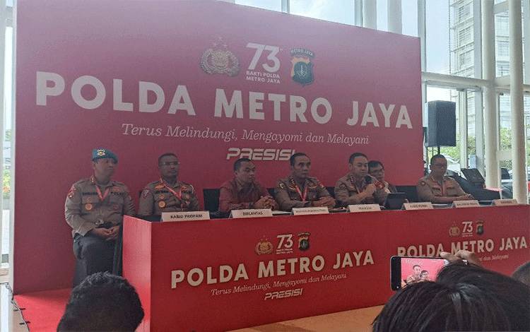 Kabid Humas Polda Metro Jaya Kombes Pol Trunoyudo Wisnu Andiko (ketiga dari kanan) saat konferensi pers di Tangerang, Banten, Senin (6/2/2023). (ANTARA/Ilham Kausar)