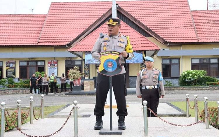 Kapolres Mura AKBP Irwansah saat menyampaikan arahan ketika memimpin gelar pasukan Operasi Keselamatan Telabang 2023.