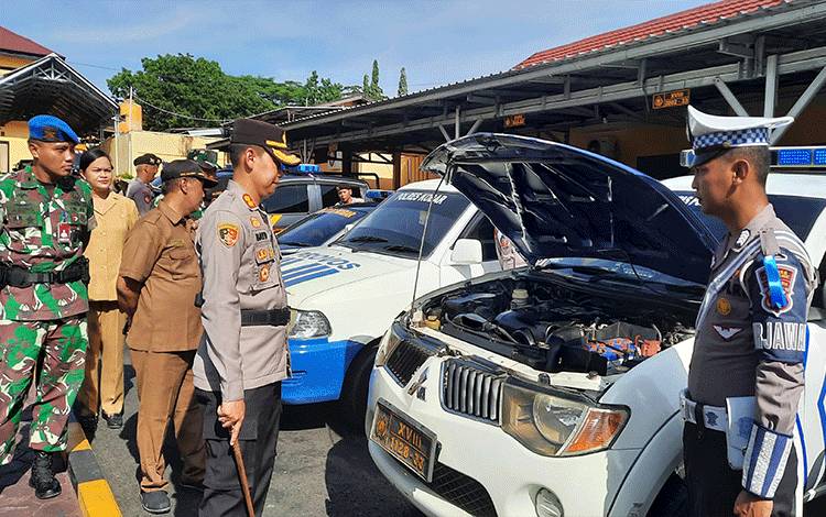 Kapolres Kobar AKBP Bayu Wicaksono saat memeriksa kendaraan personelnya.
