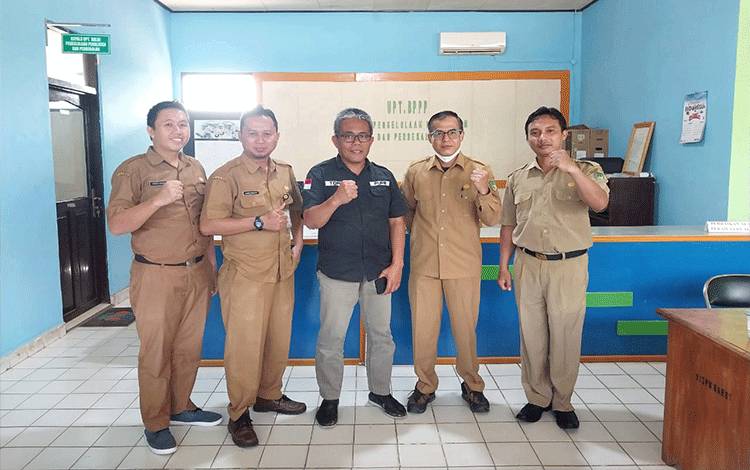 Kepala Dinas PUPR Barito Utara beserta jajaran saat foto bersama Kepala SMKN 1 Bukit Sawit di salah satu ruang Dinas PUPR. (Foto: Dhani)