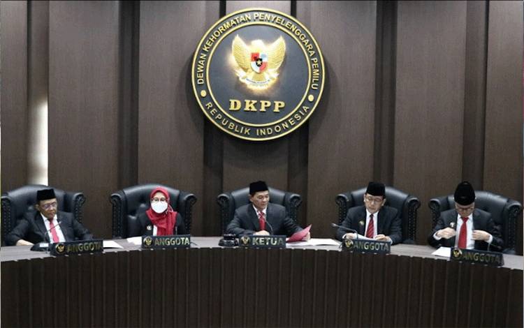 Dewan Kehormatan Penyelenggara Pemilu (DKPP) bakal menggelar sidang pemeriksaan dugaan pelanggaran Kode Etik Penyelenggara Pemilu (KEPP) di Ruang Sidang DKPP RI di Jakarta Rabu 8 Februari 2023 pukul 10.00 WIB.