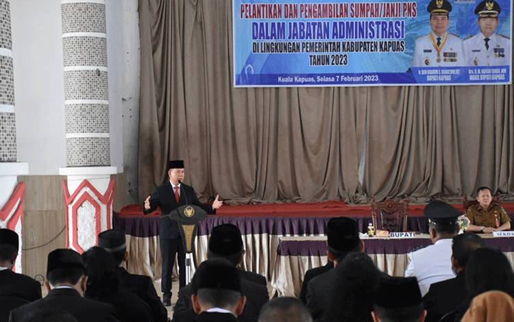 Bupati Kapuas, Ben Brahim S Bahat saat memberikan sambutan di acara pelantikan 48 pejabat administrasi, Selasa, 7 Februari 2023. (FOTO: IST)