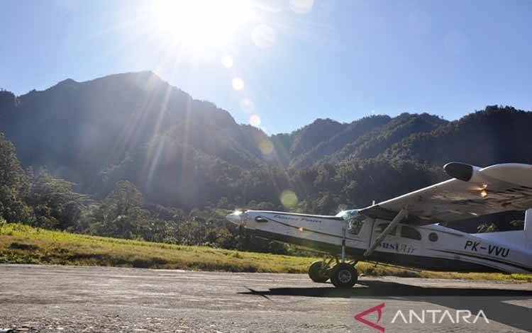 Arsip foto - Pesawat perintis jenis Pilatus Porter milik Maskapai Susi Air melakukan "landing test" di Lapangan Terbang Perintis Arwanop, Distrik Tembagapura, Timika, Papua, Kamis (29/6/2017). (ANTARA FOTO/Spedy Paereng/aww/aa.)