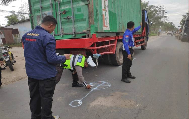 Petugas kepolisian saat melakukan olah TKP di tempat kejadian laka lantas di Jalan Jenderal Sudirman Km 6 Sampit, Selasa, 7 Februari 2023.(FOTO: IST)