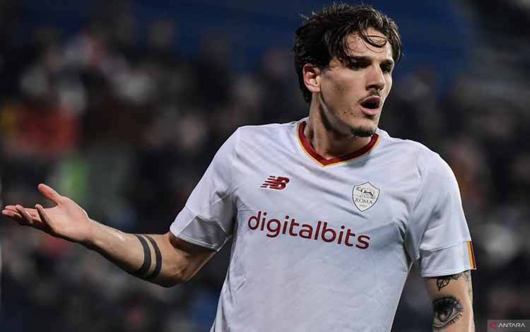 Gelandang asal Italia Nicolo Zaniolo segera meninggalkan AS Roma dan bergabung ke klub Turki Galatasaray. ANTARA/AFP/FILIPPO MONTEFORTE