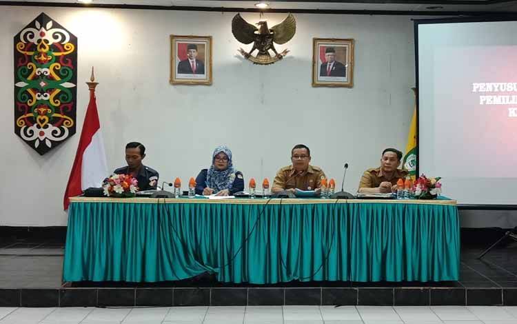 Asisten I Bupati Diana setiawan dan Ketua KPU Kotim Siti Fathonah menghadiri rapat koordinasi perusahaan dengan KPU. (FOTO: DEWIP)