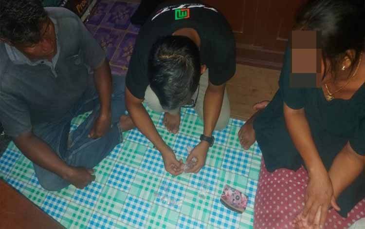 IRT pelaku pengedar narkoba saat diamankan di rumahnya, di Desa Pundu, Kecamatan Cempaga Hulu, Kabupaten Kotim. (FOTO: IST)