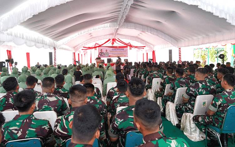 Danrem 102 Panju Panjung, Brigjen TNI Yudianto Putrajaya saat memberikan arahan kepada seluruh prajurit Kodim 1013 Muara Teweh di Makodim 1013 Muara Teweh, Rabu 8 Februari 2023.(foto: Dhani)