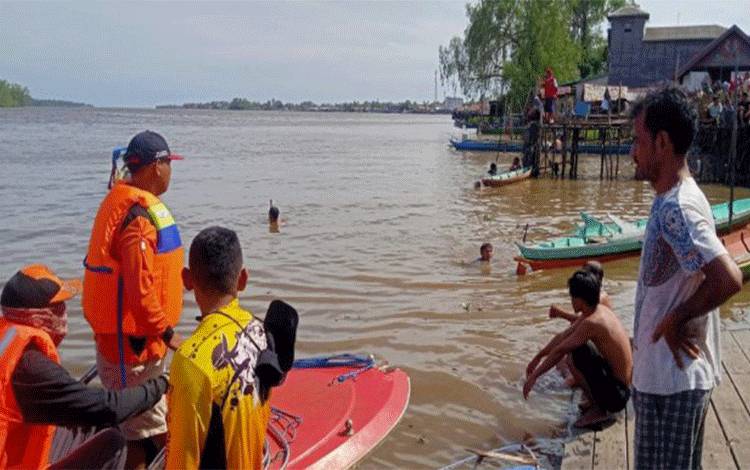 Tim gabungan dibantu masyarakat saat melakukan proses pencarian di sekitar lokasi hilangnya bocah 7 tahun di Sungai Seruyan, Kuala Pembuang, Rabu, 8 Februari 2023. (Foto : FAHRUL)