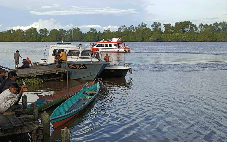Pencarian terhadap korban tenggelam di Sungai Seruyan, sekitar Dermaga Pasar Saik Kuala Pembuang akan terus dilakukan tim gabungan hingga beberapa hari kedepan, Rabu, 8 Februari 2023. (Foto : FAHRUL)