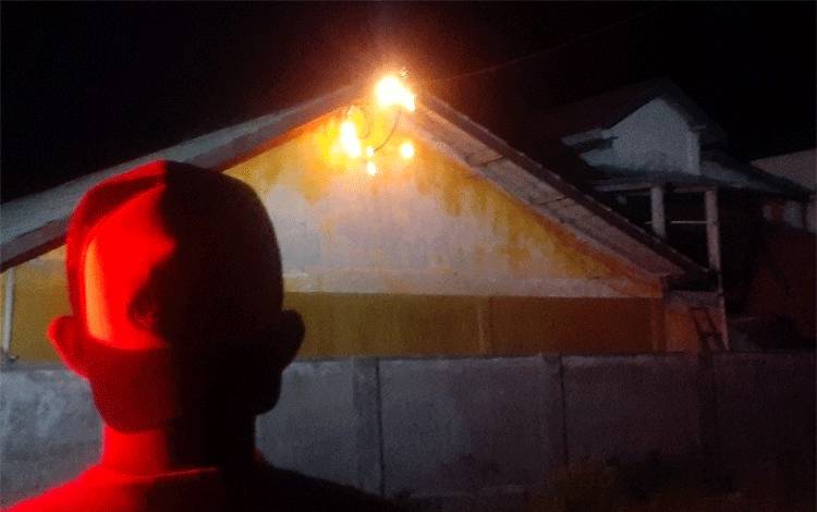 Percikan api dari korsleting listrik yang berada di bagian atap ruko di Jalan G.Obos Induk Kota Palangka Raya.