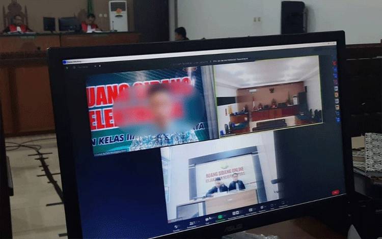 Terdakwa saat menjalani sidang virtual di Pengadilan Tipikor Palangka Raya, Rabu, 8 September 2023 (Foto: Apriando)