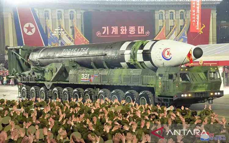 Sebuah rudal turut ditampilkan dalam parade militer memperingati 75 tahun berdirinya Tentara Nasional Korea Utara di Lapangan Kim Il Sung di Pyongyang, Korea Utara, Rabu (8/2/2023). ANTARA FOTO/KCNA via REUTERS/rwa.
