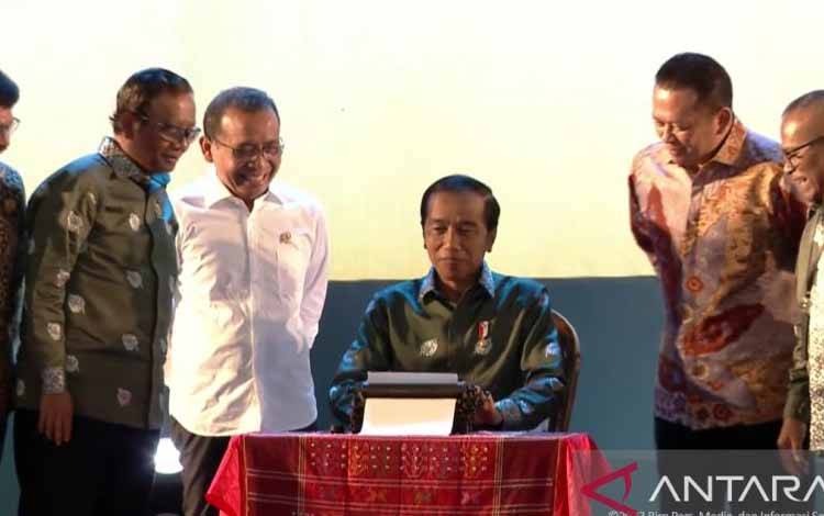 Tangkap layar Youtube Sekretariat Presiden - Presiden Joko Widodo mengetikkan tulisan HPN menggunakan mesin ketik tua, saat menghadiri acara Puncak Peringatan Hari Pers Nasional (HPN) 2023, di Deli Serdang, Sumatra Utara, Kamis (9/2/2023). ANTARA/Rangga Pandu Asmara Jingga