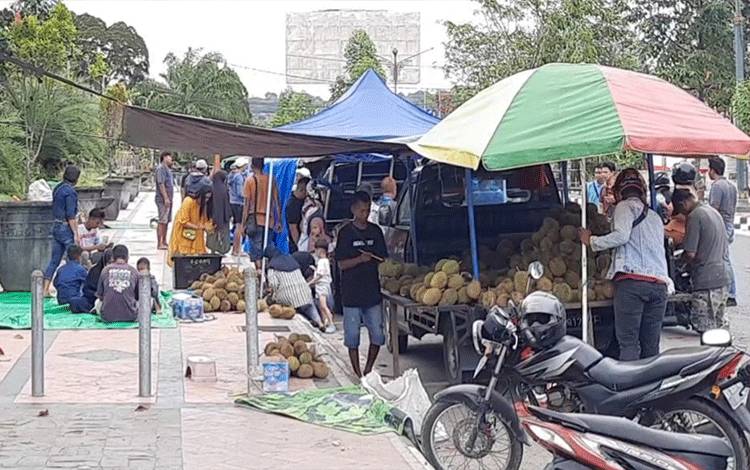 Penjual durian musiman mulai membuka lapaknya di Jalan Iskandar Pangkalan Bun, Kamis, 9 Februari 2023. (FOTO: DANANG)