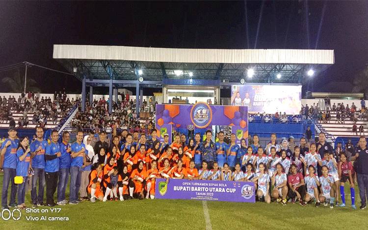 Bupati Barito Utara H Nadalsyah, wakil bupati, sekda dan undangan lainnya foto bersama para pemain putri, usai pembukaan di stadion Swakarya Muara Teweh, Rabu malam 8 Februari 2023.(foto: Dhani)
